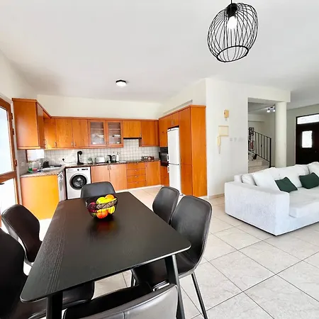 בית נופש Tranquility Cove לרנקה